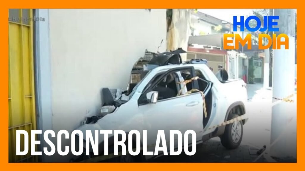 Carro invade casa e dois passageiros morrem em São Paulo