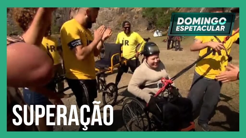 Jovem que ficou paraplégica pratica rapel com cadeira de rodas