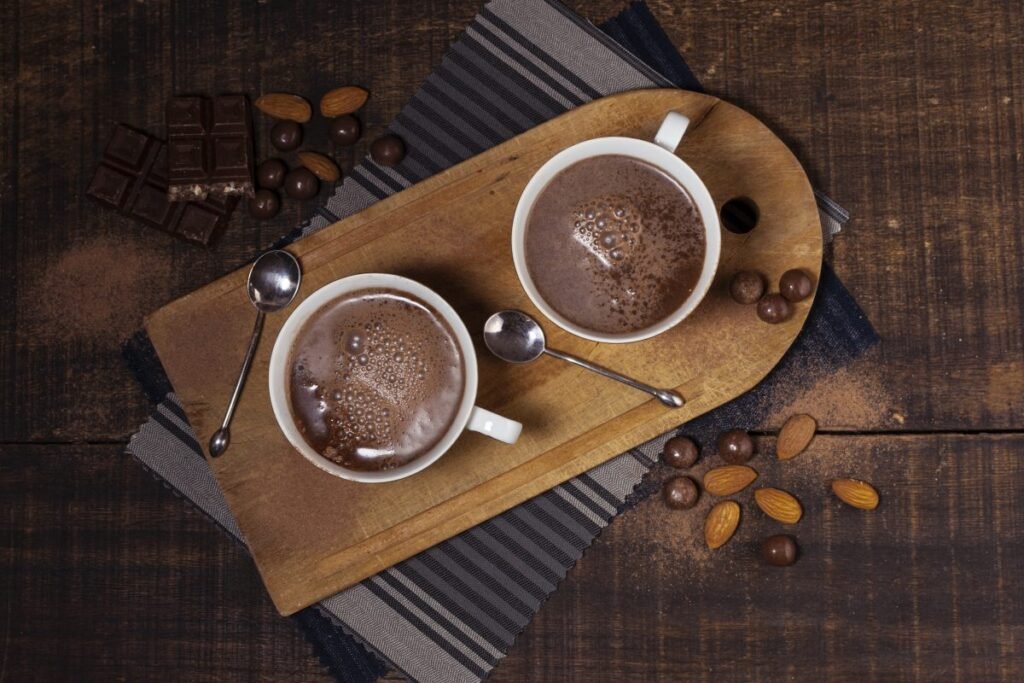 Chocolate quente cremoso saudável é opção para o ‘friozinho’
