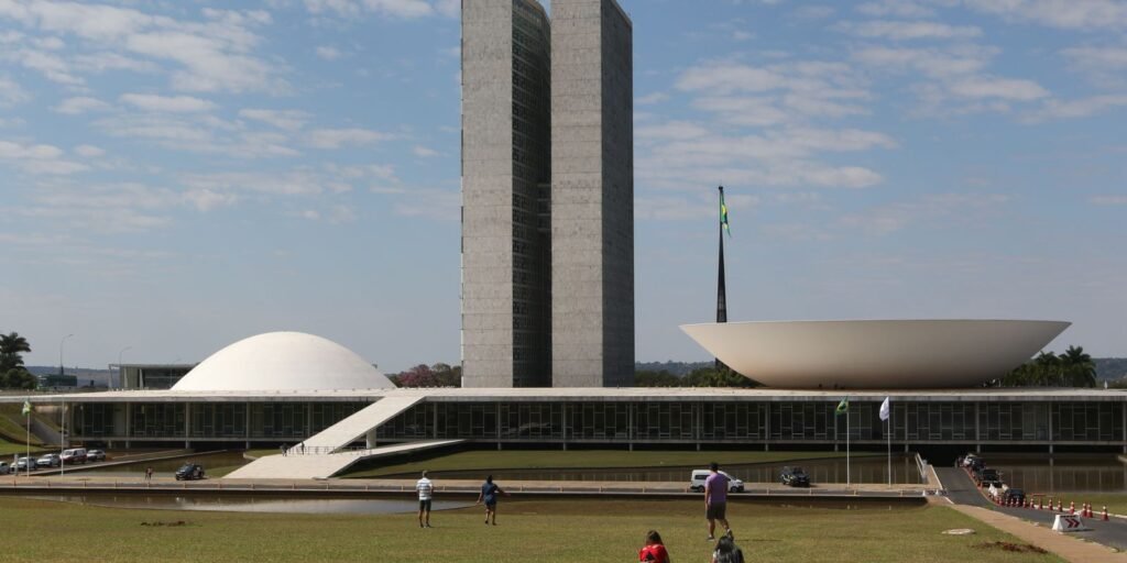 Quarentena para militar se candidatar pode ser votada dia 5 de junho