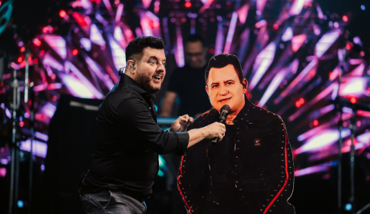 Bruno usa ‘Marrone de Papelão’ para substituir parceiro em show