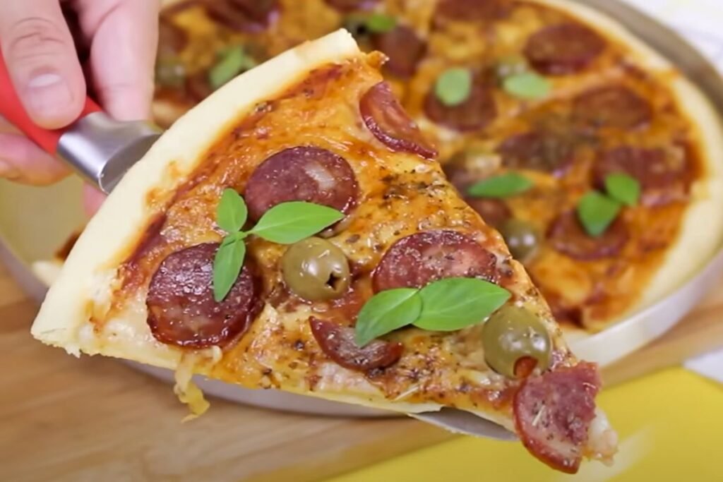 Como fazer a pizza perfeita em casa? Receita rápida e com poucos ingredientes