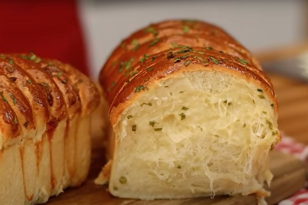 ‘Um espetáculo’: receita rápida de pão de alho com queijo fica fofa, deliciosa e super cremosa