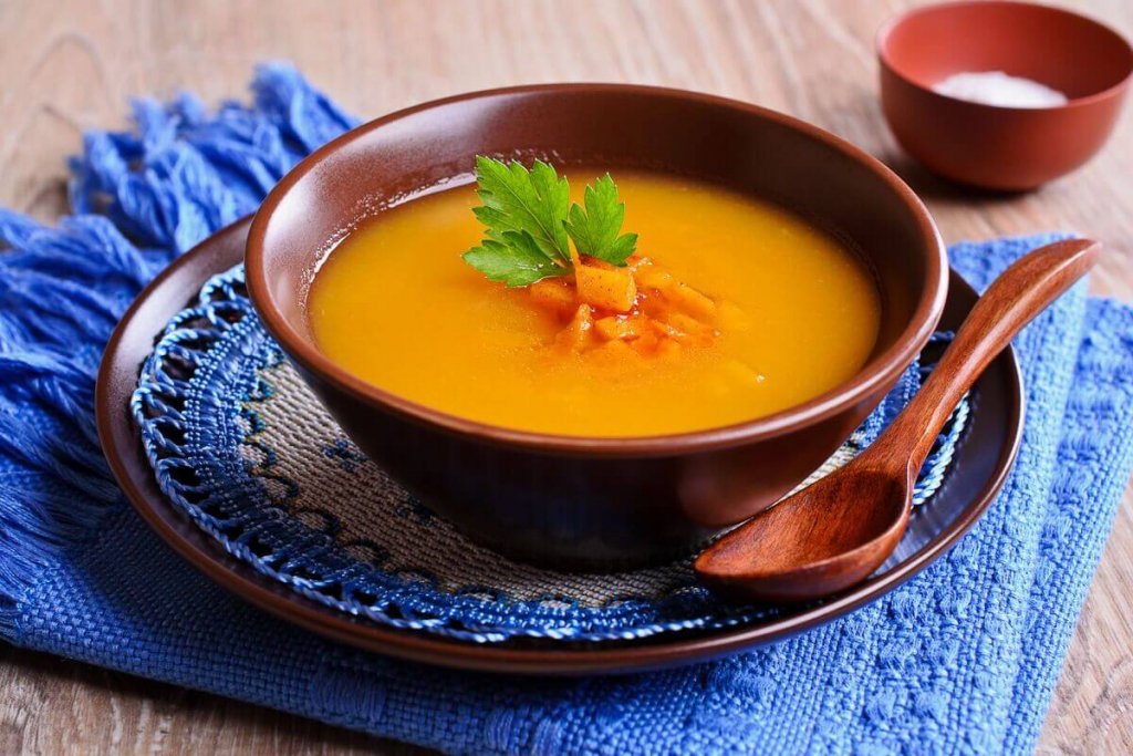 6 receitas de sopas e caldos fáceis para espantar o frio