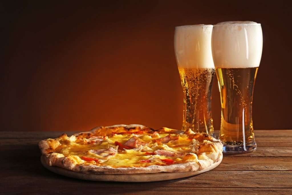 Veja como harmonizar pizzas com diferentes estilos de cerveja