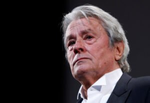 Alain Delon, lenda do cinema francês, é enterrado em cerimônia íntima em sua propriedade