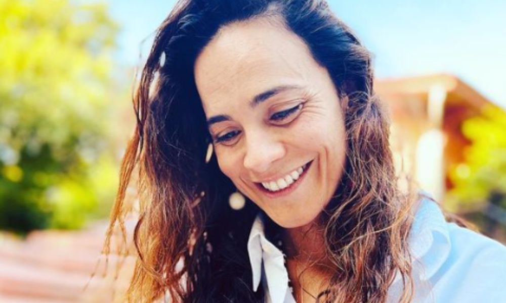 Alice Braga revela já ter namorado homens e mulheres e diz que prefere priorizar a privacidade no relacionamento