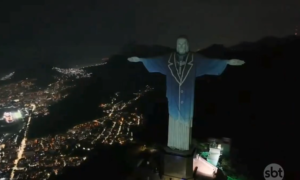 Cristo Redentor homenageia Silvio Santos e reproduz até o icônico microfone