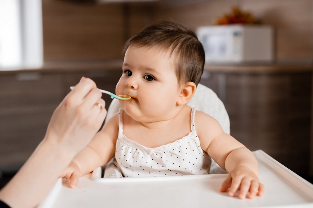 Veja os cuidados com a alimentação do bebê no berçário