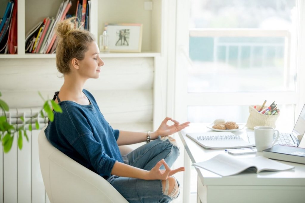 4 dicas de yoga para converter estresse em bem-estar