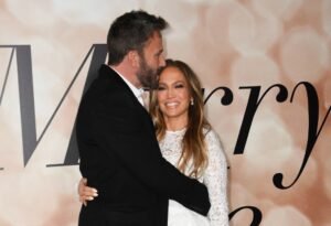 Ben Affleck teria voltado com Jennifer Garner após divórcio de J-Lo, diz jornal