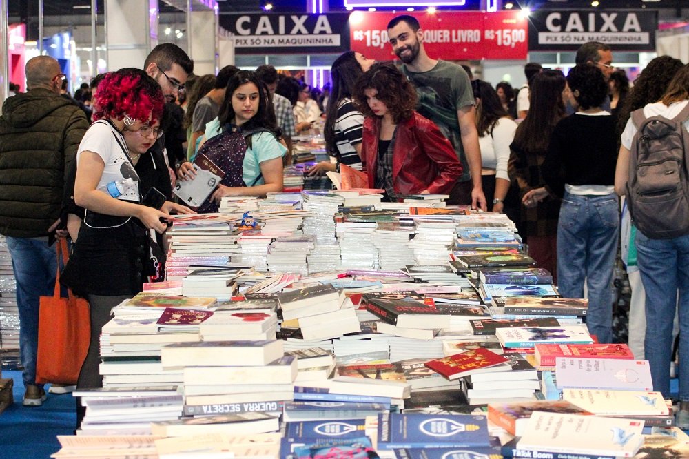 Bienal do Livro encerra 1º fim de semana com explosão de vendas e estandes lotados