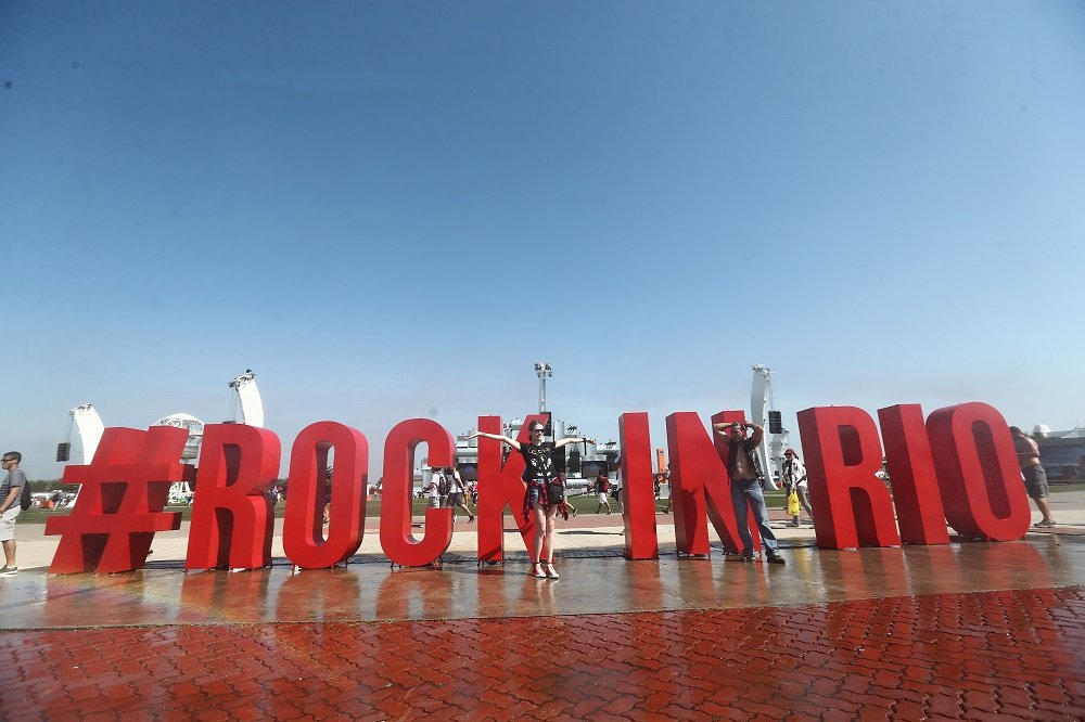 Carregador portátil, capas de chuva e comida: confira itens essenciais para levar para o Rock in Rio