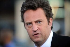 Emmy 2024 causa polêmica ao ignorar homenagem a Matthew Perry, morto em 2023