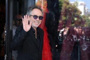 Tim Burton ganha estrela na Calçada da Fama de Hollywood