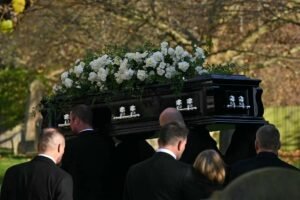 Família de Liam Payne e membros do One Direction comparecem ao funeral do cantor