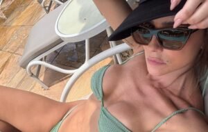 Deborah Secco faz sessão de fotos de biquíni durante viagem em família