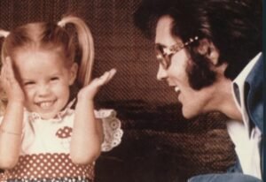 Lisa Marie Presley revela detalhes sobre a morte de Elvis em biografia póstuma