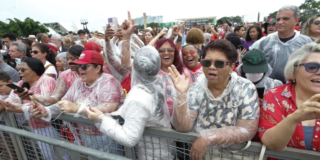 Manifestantes comemoram democracia na Praça dos Três Poderes