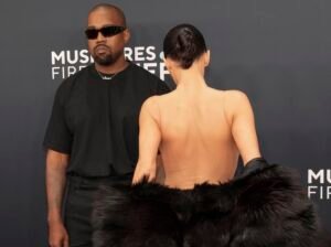 Bianca Censori choca ao aparecer pelada no Grammy ao lado de Kanye West